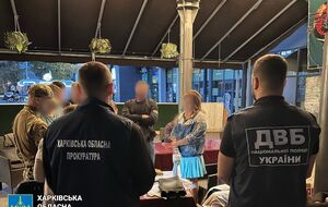 Правоохранители задержали женщину при получении денег в одном из кафе Харькова