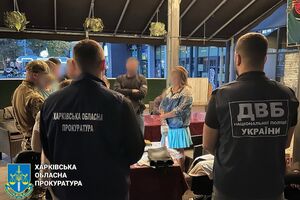 Правоохранители задержали женщину при получении денег в одном из кафе Харькова