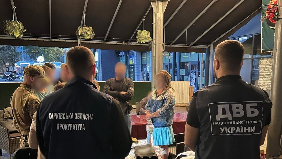 Правоохоронці затримали жінку під час одержання грошей в одному з кафе Харкова