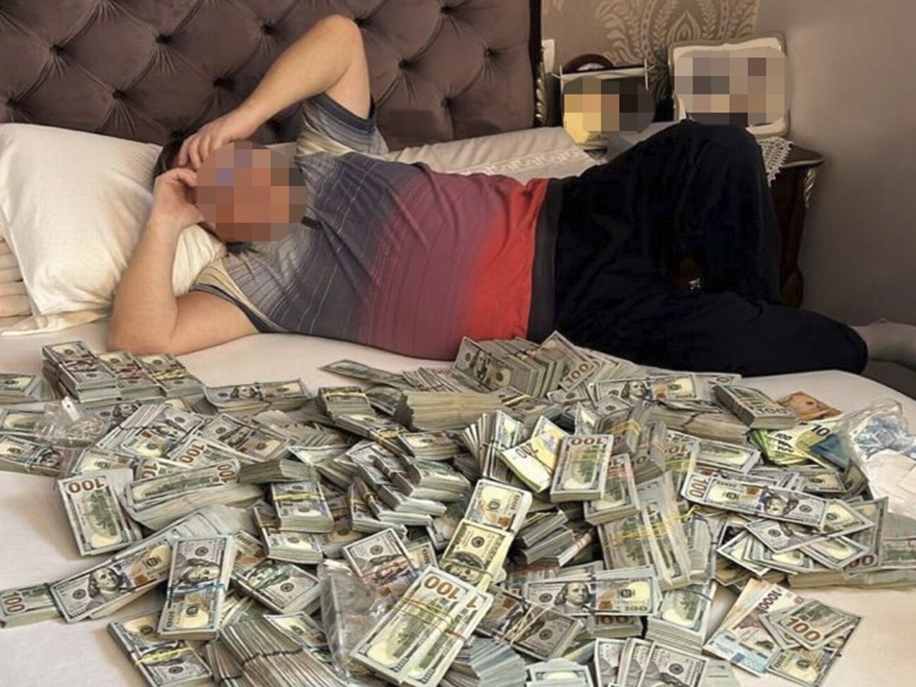 Муж главы Хмельницкого МСЭК во время обыска решил лечь на кровать с деньгами, рассказали в ГБР