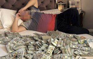 Муж главы Хмельницкого МСЭК во время обыска решил лечь на кровать с деньгами, рассказали в ГБР