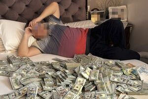 Муж главы Хмельницкого МСЭК во время обыска решил лечь на кровать с деньгами, рассказали в ГБР