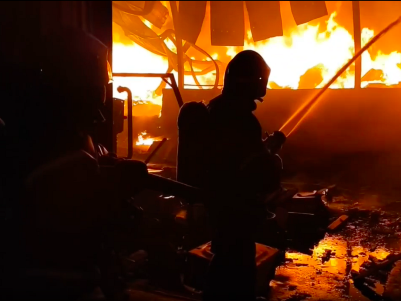 На месте одного из прилетов начался пожар