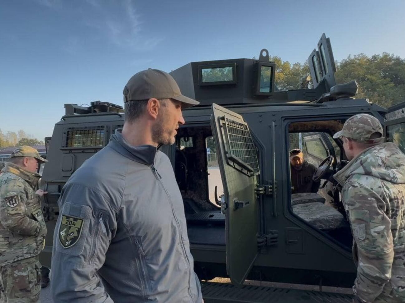 18-й бригаді Армійської авіації Володимир Кличко передав броньовик Cobra