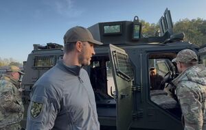 18-й бригаде Армейской авиации Владимир Кличко передал броневик Cobra