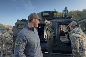 18-й бригаді Армійської авіації Володимир Кличко передав броньовик Cobra