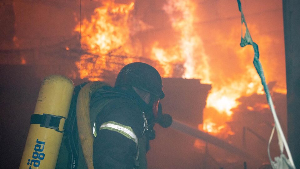 Унаслідок кількох атак протягом ночі пошкоджено цивільну інфраструктуру, склади й цивільне суховантажне судно