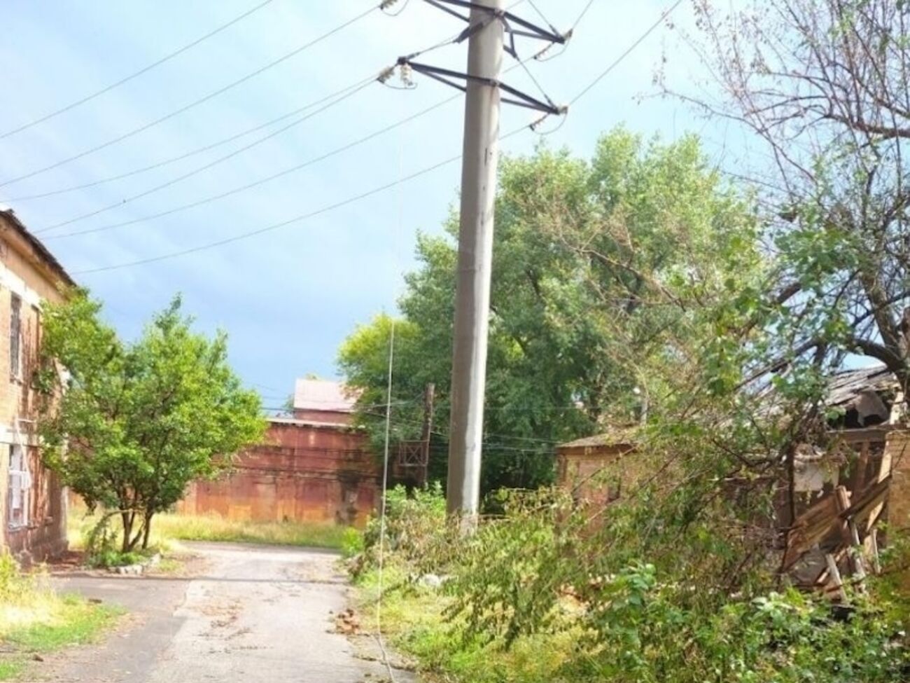 У Дніпропетровській області минулої доби енергетики відновили після обстрілів електропостачання 1,3 тис. осель