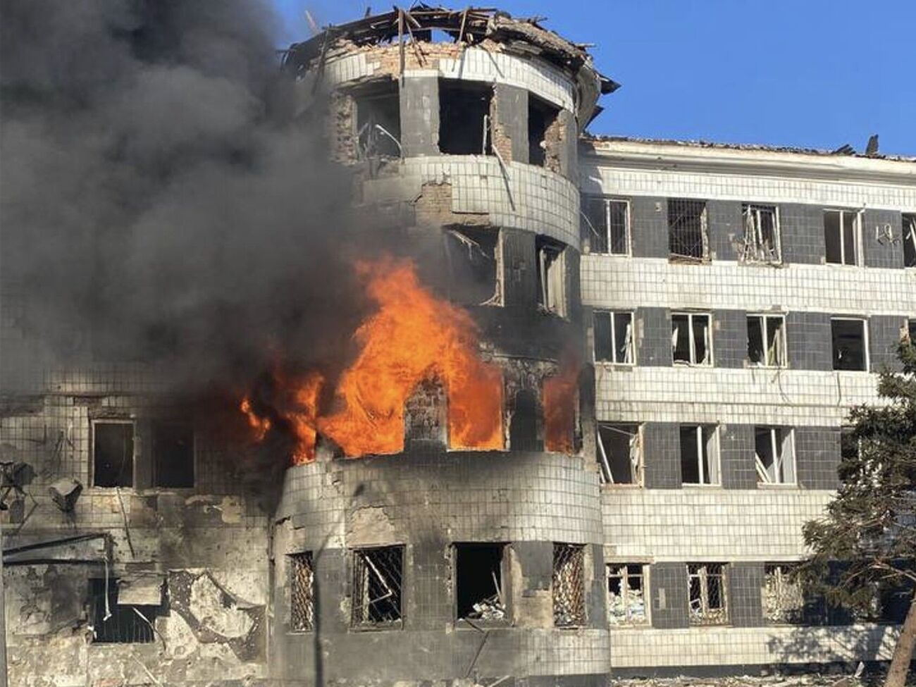 Унаслідок російського удару КАБ о 15.20 у Костянтинівці було пошкоджено фасад приміщення "Укрпошти", розповіли у МВА