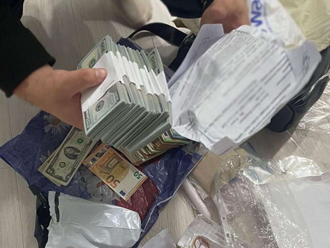 Полиция изъяла у врача деньги и вещественные доказательства