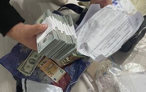 Полиция изъяла у врача деньги и вещественные доказательства