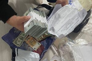 Поліція вилучила в лікарки гроші й речові докази