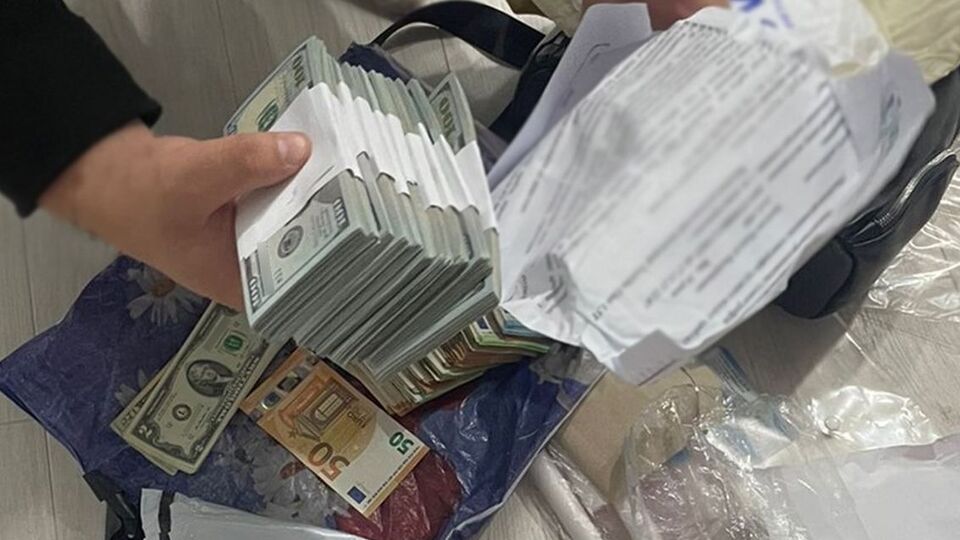 Поліція вилучила в лікарки гроші й речові докази
