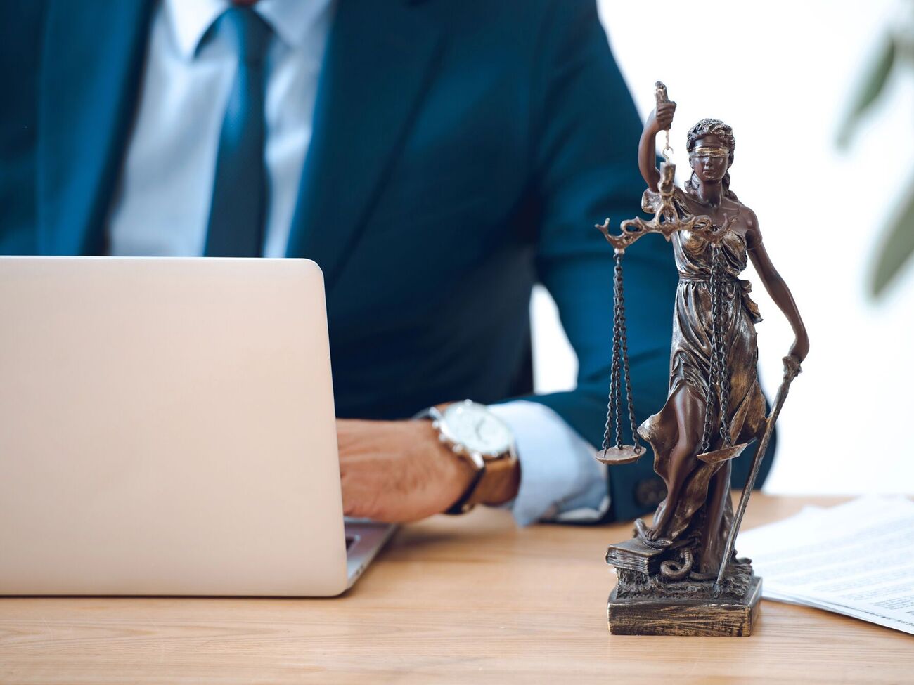 В День юриста рекомендуется дарить презенты, связанные с профессиональной деятельностью