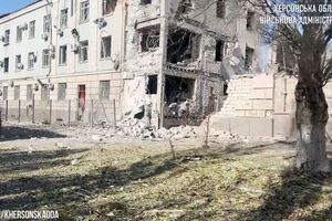 Оккупанты сбросили на Херсон четыре авиабомбы