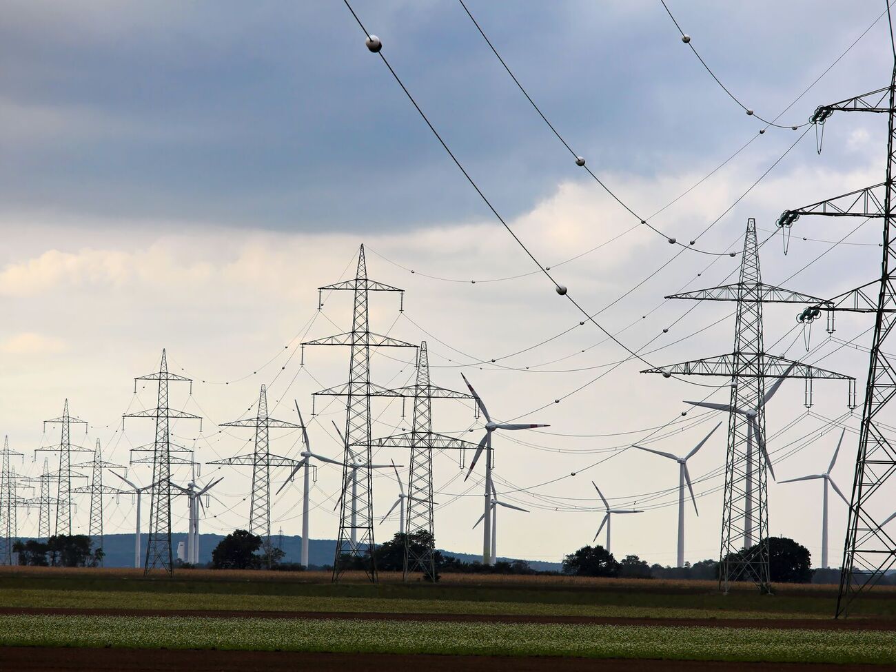 Уніфікований тариф – це неправильно, тому що вартість доправлення електроенергії різна для різних клієнтів, заявив Каленков