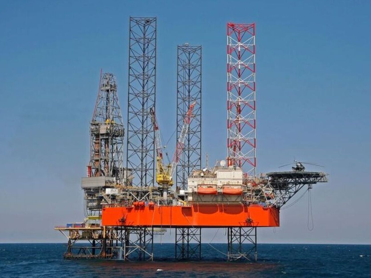 Оккупанты пытаются снова захватить вышки в Черном море