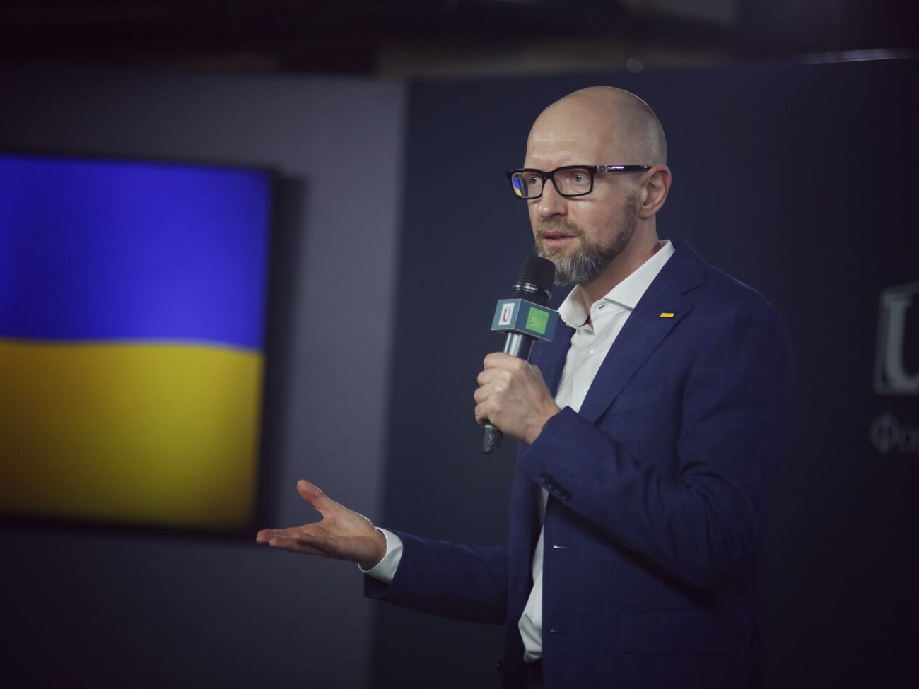 Яценюк закликав Фіцо їхати на 9 травня в Київ, а не в Москву