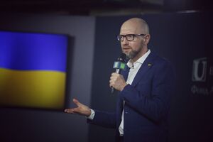 Яценюк закликав Фіцо їхати на 9 травня в Київ, а не в Москву