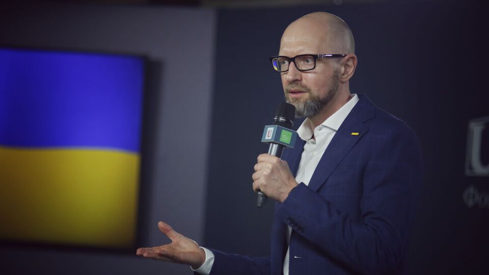 Яценюк закликав Фіцо їхати на 9 травня в Київ, а не в Москву