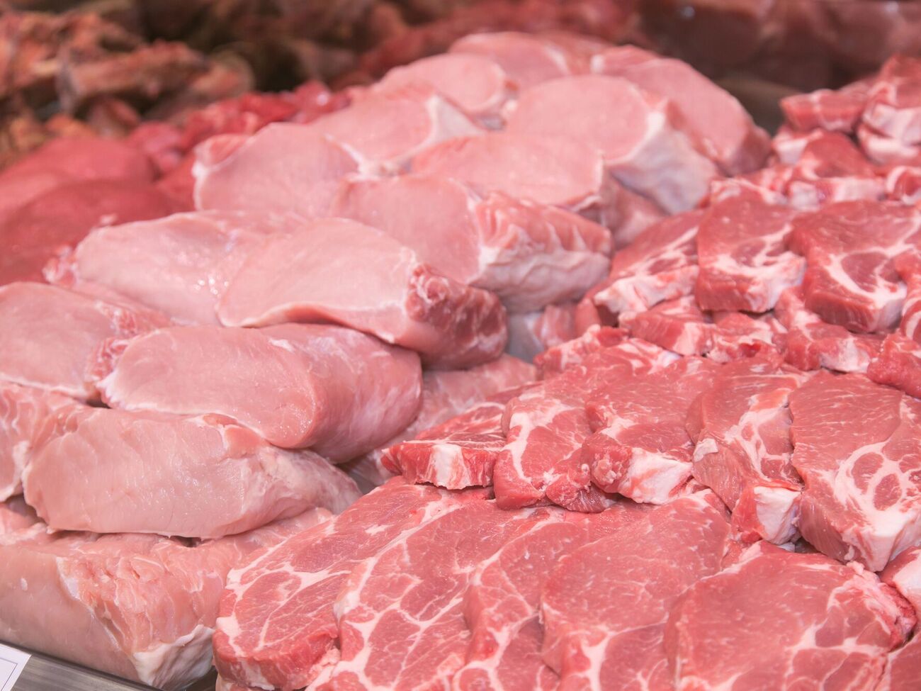 Чтобы продать залежавшееся мясо, некоторые продавцы красят его и добавляют соевый соус