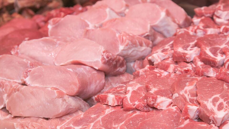 Чтобы продать залежавшееся мясо, некоторые продавцы красят его и добавляют соевый соус