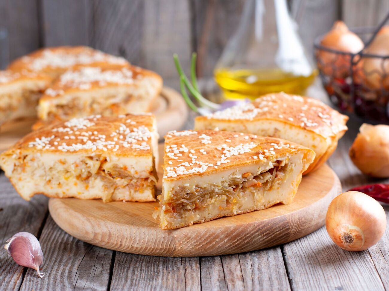 У пирозі багато начинки й трохи тіста