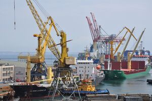 Оккупанты повредили судно во время удара по порту Одессы
