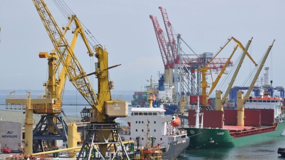 Окупанти пошкодили судно під час удару по порту Одеси