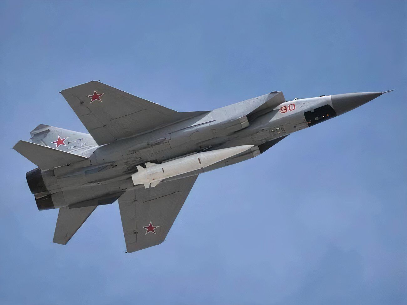 Российский МиГ-31К с аэробаллистической ракетой "Кинжал"