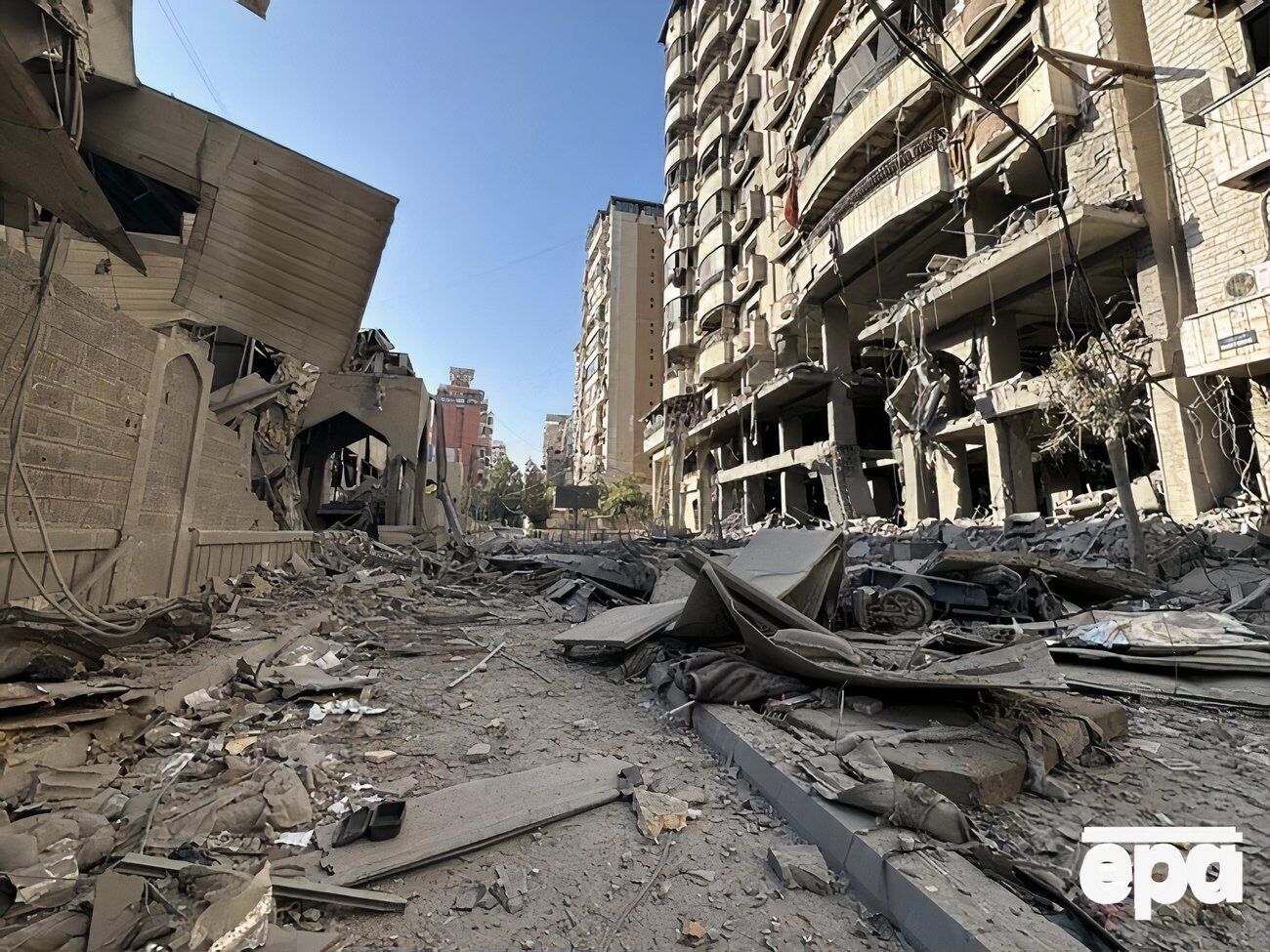 Пошкоджений комплекс Саєд Аль-Шухада (ліворуч) після ізраїльського удару по району Дахія в Бейруті