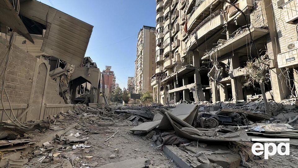 Пошкоджений комплекс Саєд Аль-Шухада (ліворуч) після ізраїльського удару по району Дахія в Бейруті