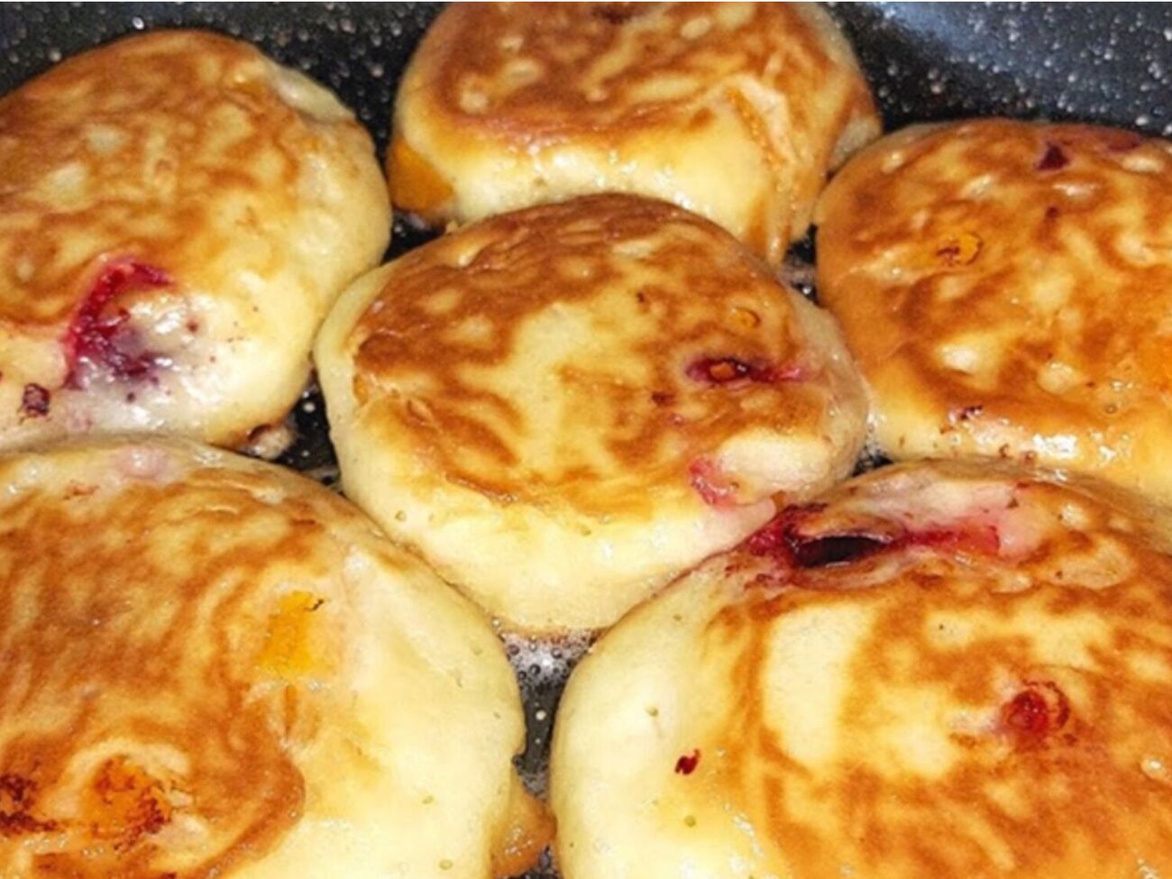 Оладки з фруктами готувати швидше, ніж пиріжки