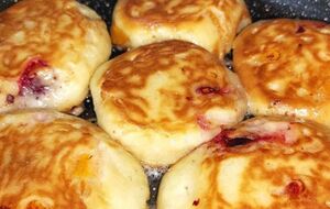 Оладки з фруктами готувати швидше, ніж пиріжки