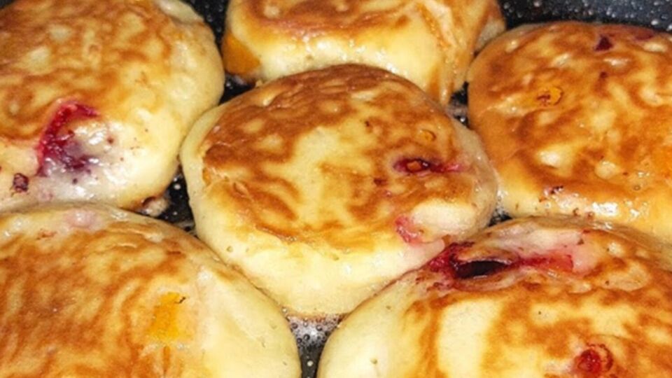 Оладки з фруктами готувати швидше, ніж пиріжки