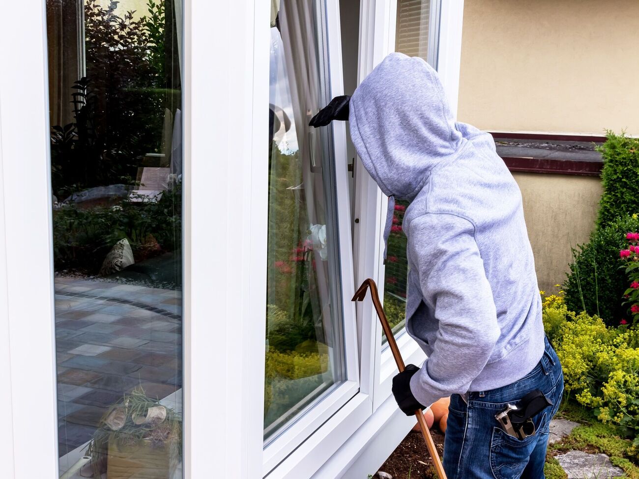 Деньги рекомендуется прятать от грабителей в старую зимнюю обувь