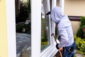 Деньги рекомендуется прятать от грабителей в старую зимнюю обувь