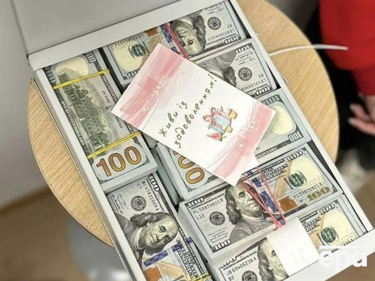 У депутата Хмельницкого горсовета в ходе обысков изъяли более $1,491 млн, €30 тыс., 500 тыс. грн, рассказали в ОГП