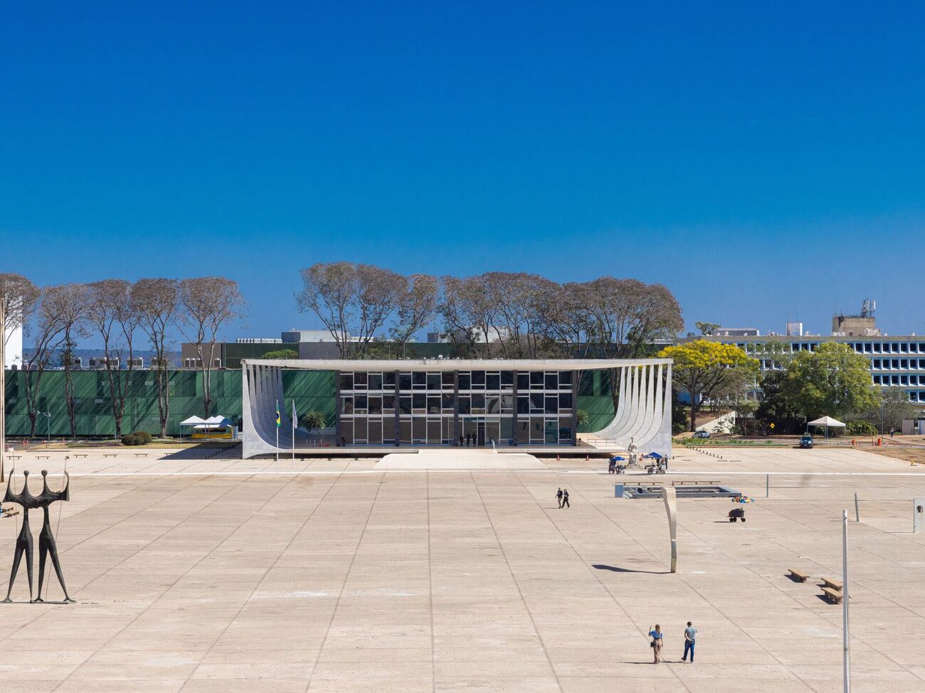 Судья Верховного суда Бразилии заявил, что он разрешил "немедленное возвращение" деятельности X в стране