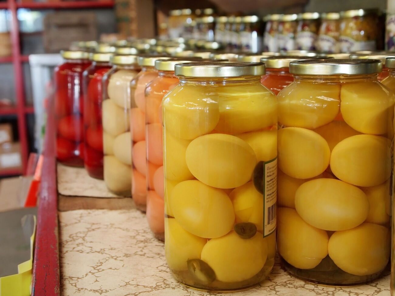 Яйця заливають маринадом