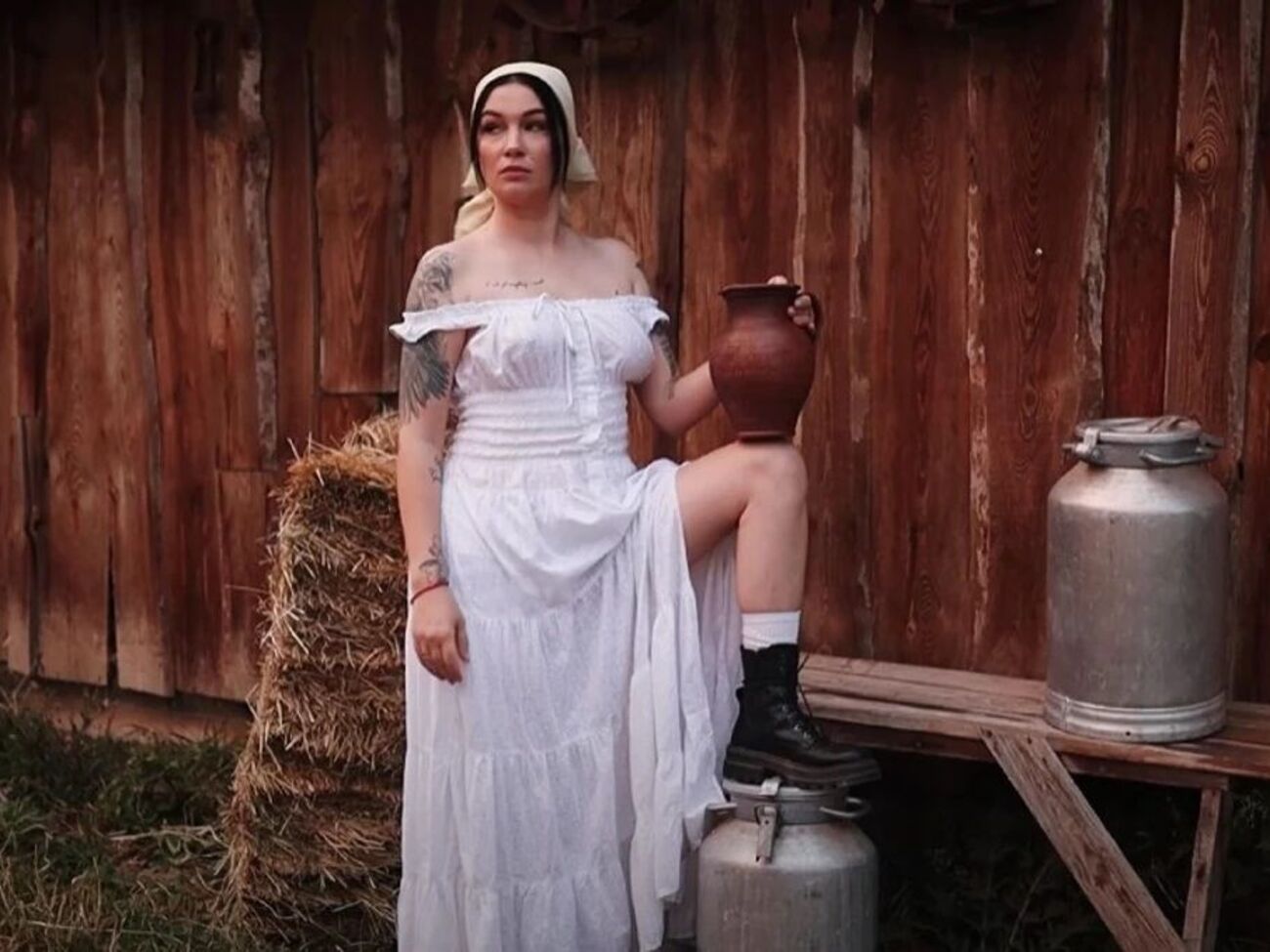 Приходько предстала в белом платье