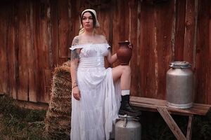 Приходько предстала в белом платье