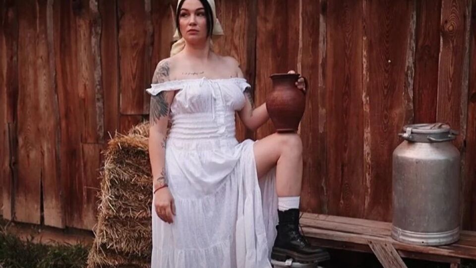 Приходько постала в білій сукні