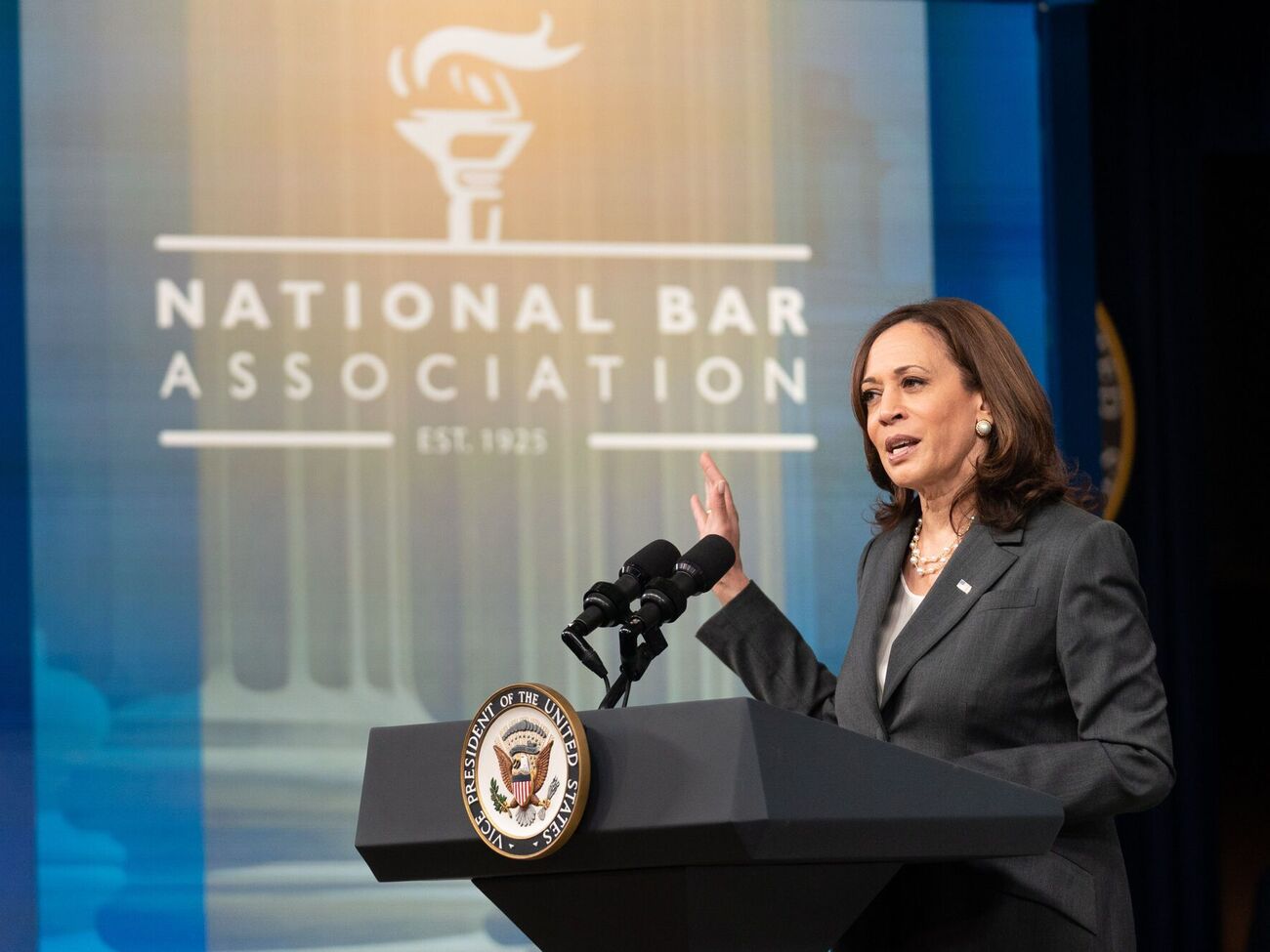 Трампом легко манипулировать "лестью и благосклонностью" таких людей, как Путин, отметила Харрис