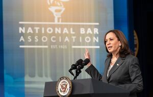 Трампом легко манипулировать "лестью и благосклонностью" таких людей, как Путин, отметила Харрис