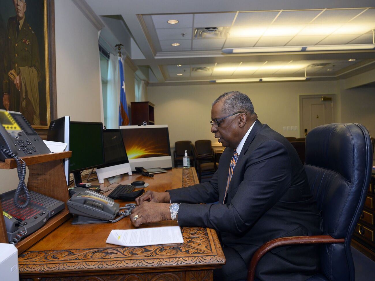 Восени 2022 року, як ідеться у книжці "Війна", Остін провів кілька розмов із Шойгу й попередив про наслідки застосування Росією ядерної зброї