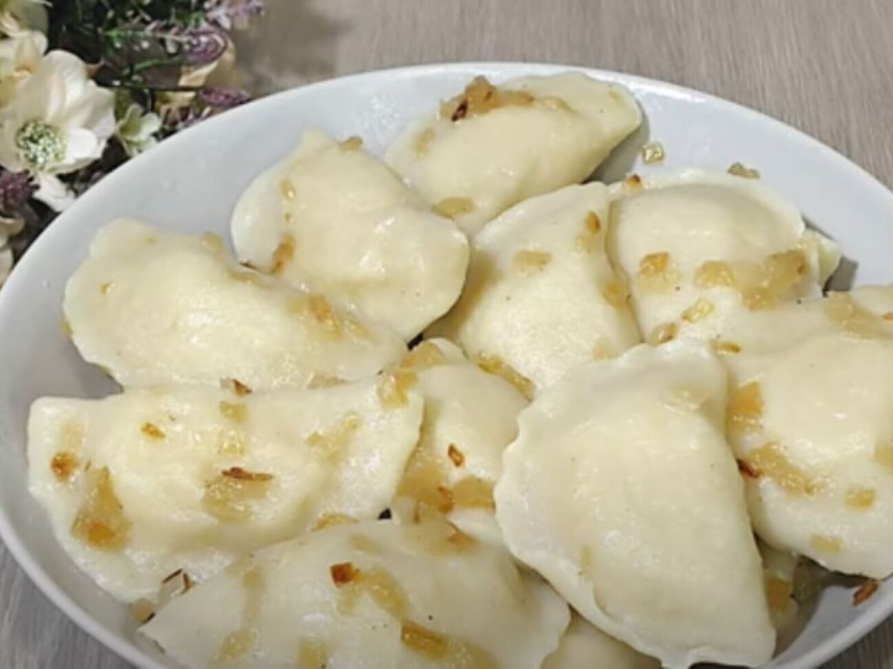 Сварите вареники в подсоленной кипящей воде до готовности