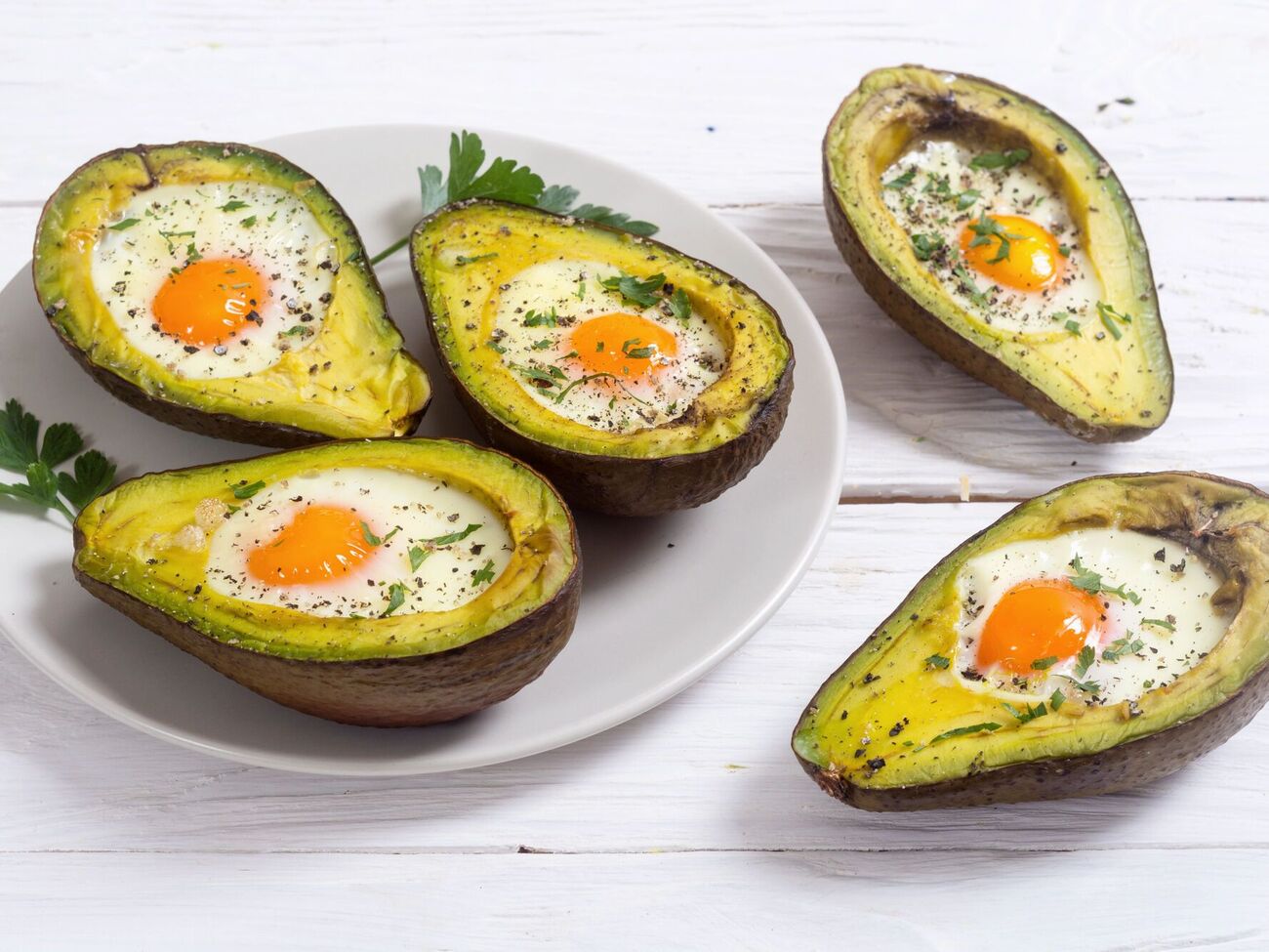 Яйце подають у половині авокадо