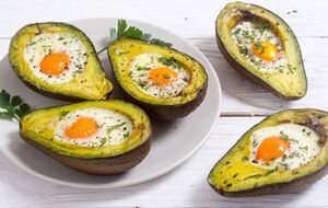 Яйце подають у половині авокадо