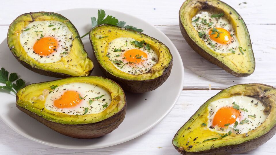 Яйце подають у половині авокадо